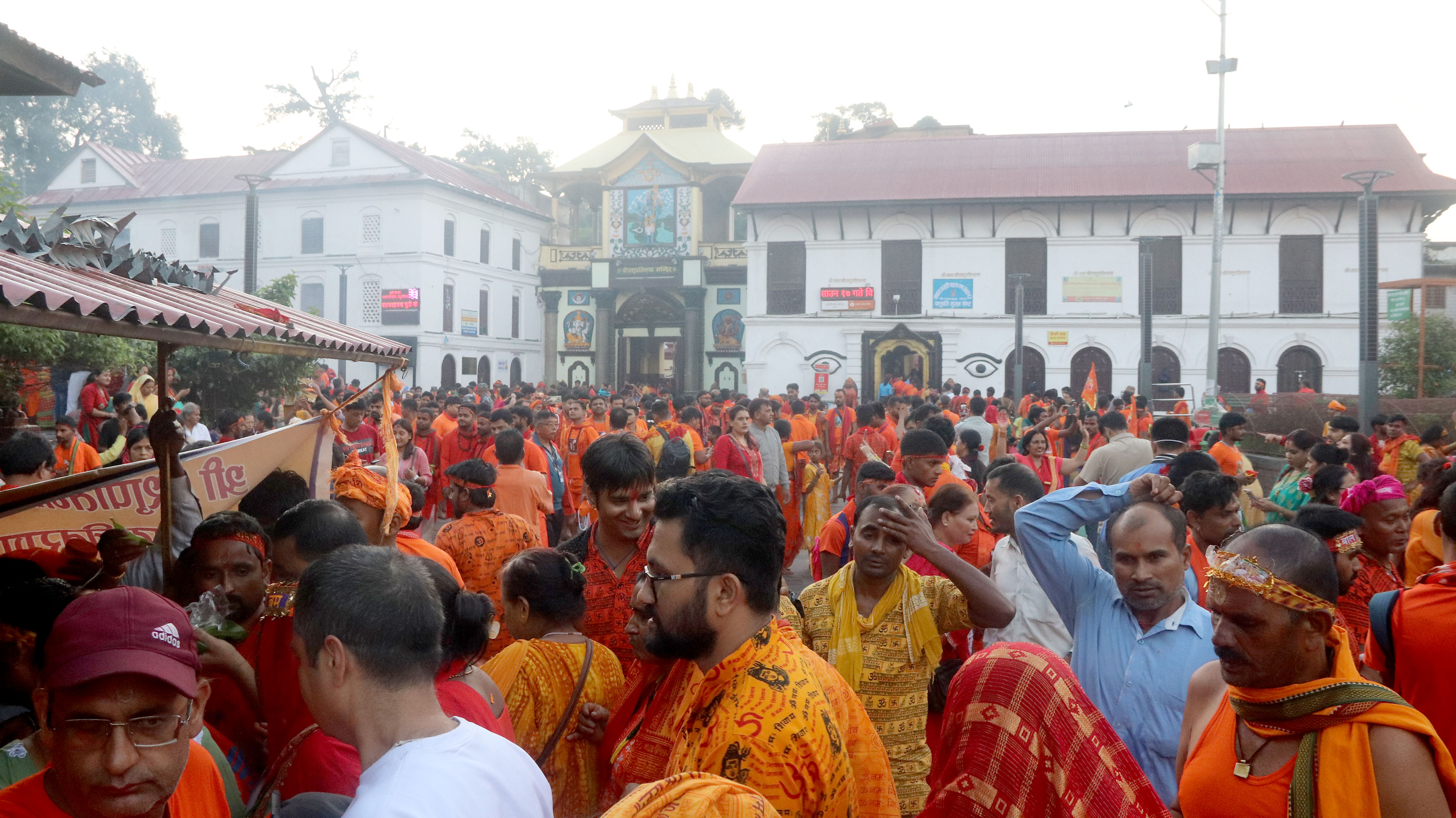 साउनको तेस्रो सोमबारः पशुपतिनाथसहित देशभरका शिवालयमा भक्तजनको घुइँचो