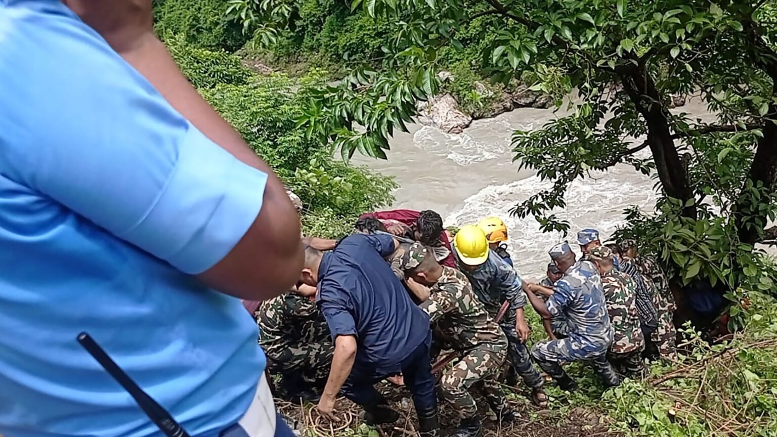 आँबुखैरेनी बस दुर्घटनामा १४ जनाको मृत्यु, सनाखत हुन बाँकी