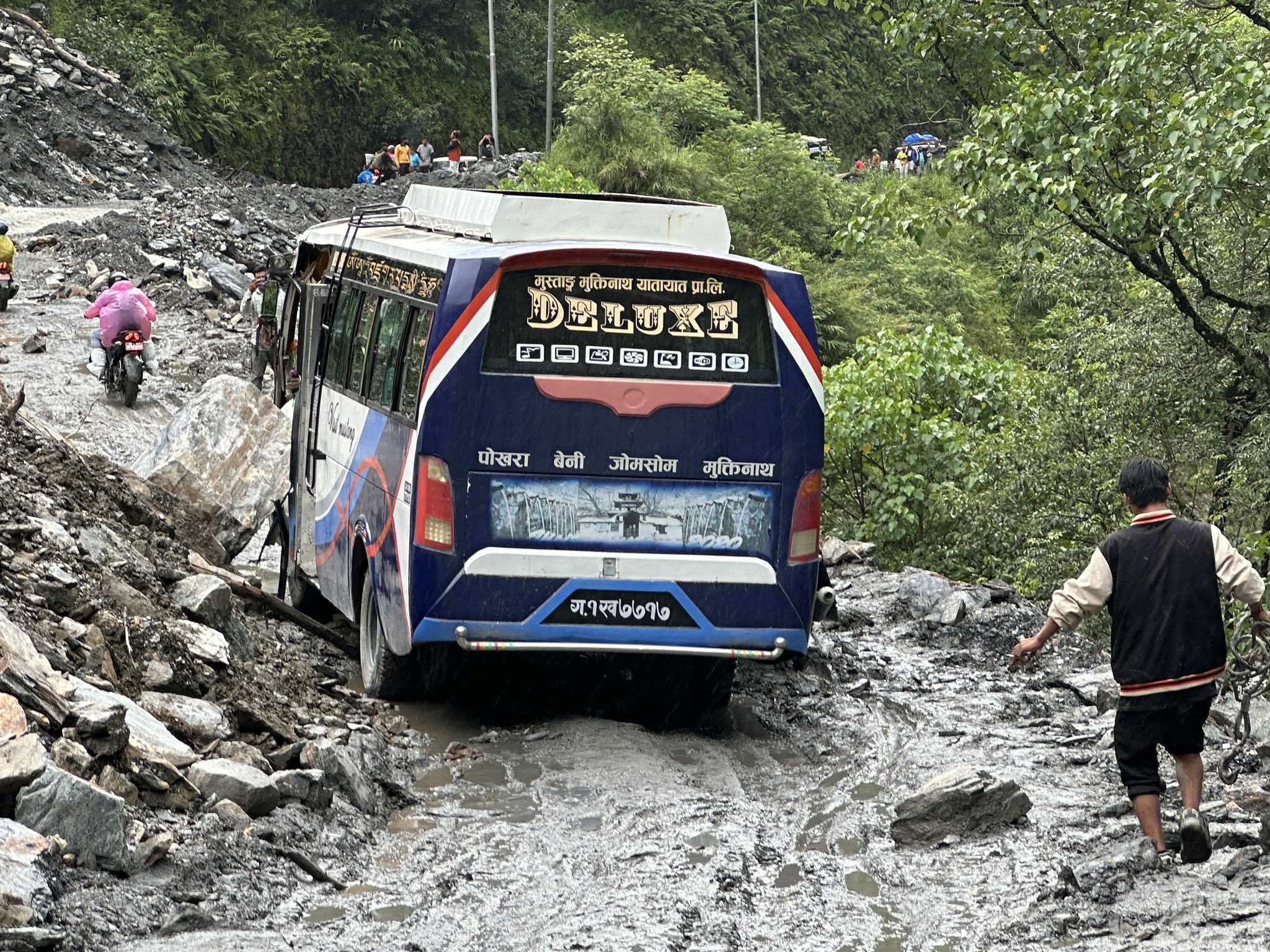 बेनी-जोमसोम-कोरला सडकः सिरुबारीको पहिरोमा दुर्घटनाको जोखिम