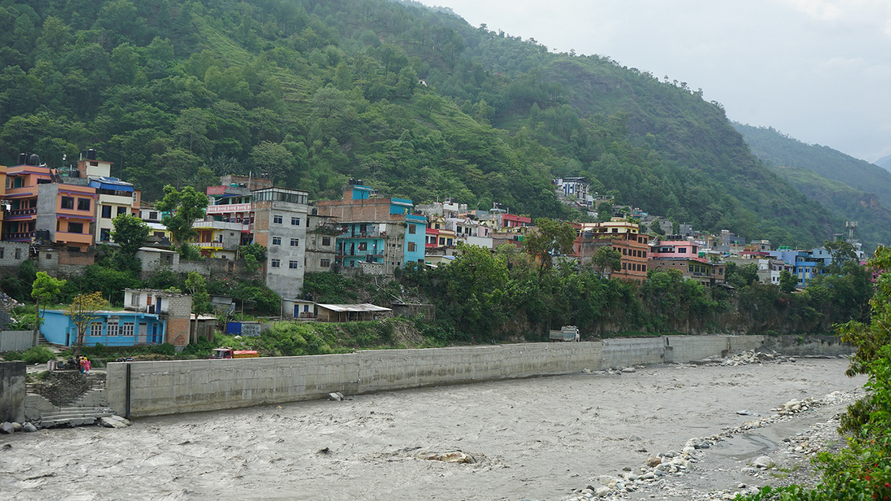 बाढी नियन्त्रण गर्न पक्की पर्खाल निर्माण