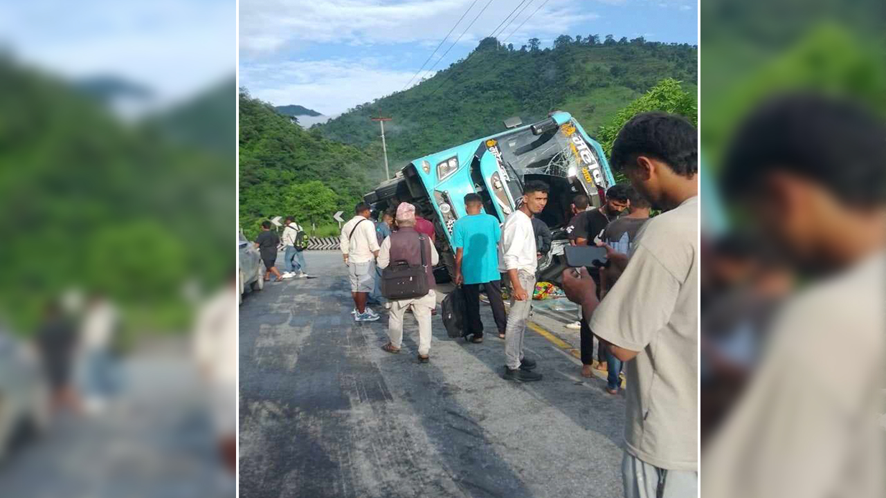 नारायणगढ-मुग्लिन सडकको घुमाउनेमा बस दुर्घटनाः १५ जना घाइते