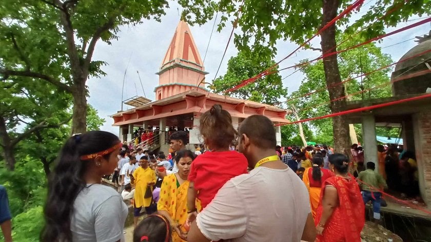 पर्साको दुग्धेश्वरनाथ महादेव मन्दिरमा दशनार्थीको घुइँचो