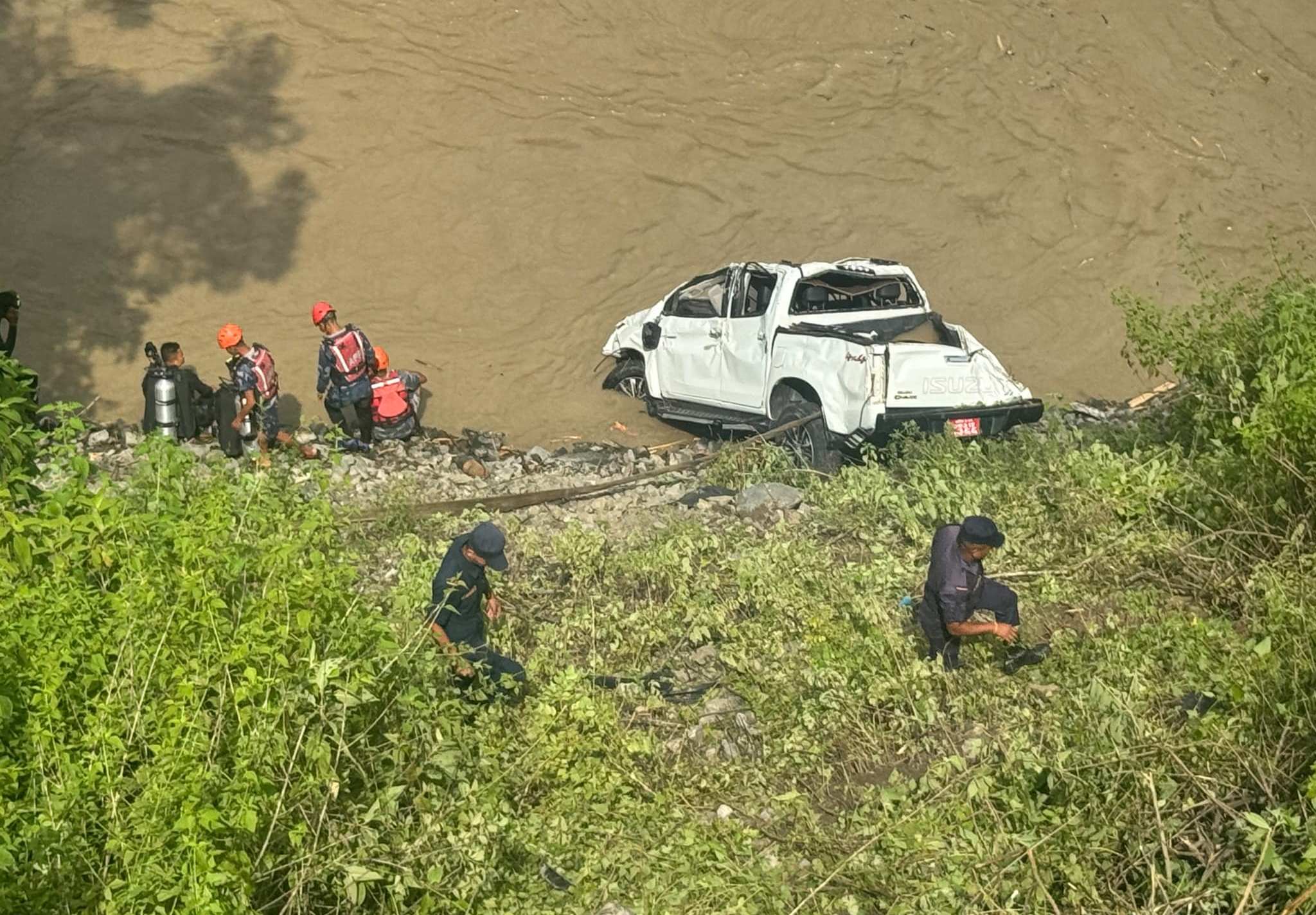 सुनकोसीमा खसेको गाडी भेटियो, नदीमा बेपत्ता तीन जनाको खोजी जारी