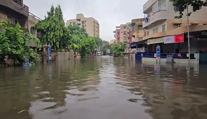 गुजरातमा भारी वर्षापछि वडोदरा, जामनगर र पोरबन्दरका धेरै क्षेत्र जलमग्न, २६ जनाको मृत्यु