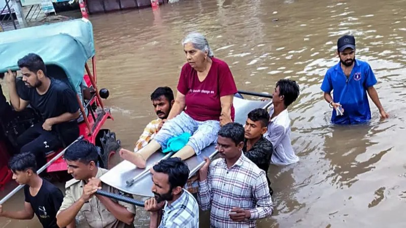 गुजरातमा बाढीले धेरैको मृत्यु, धेरै ठाउँ डुबानमा