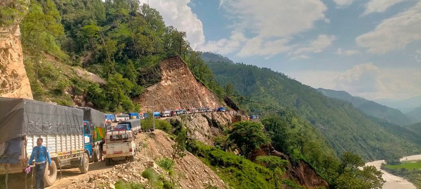 अवरुद्ध कर्णाली राजमार्ग सञ्चालनमा आउन दुई दिन लाग्ने