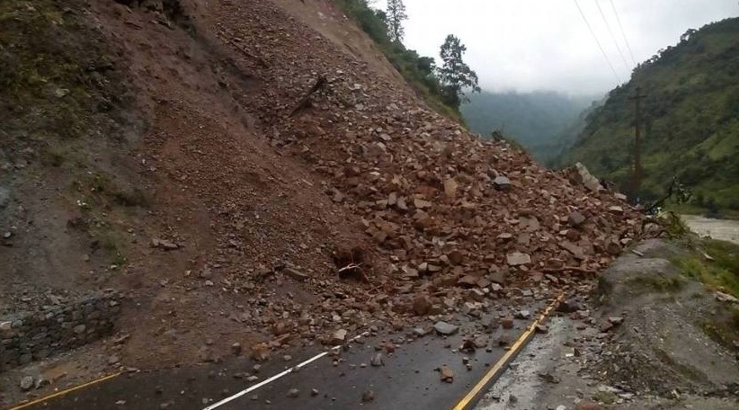 पहिरोले कर्णाली राजमार्ग अवरुद्ध