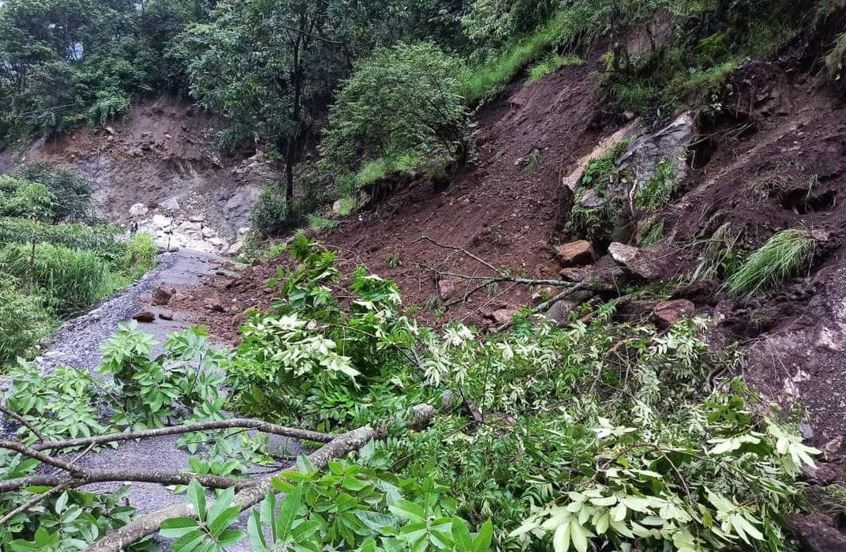 बुद्धसिंह मार्गको नाल्दीघाटको पहिरा अझैँ हटेन