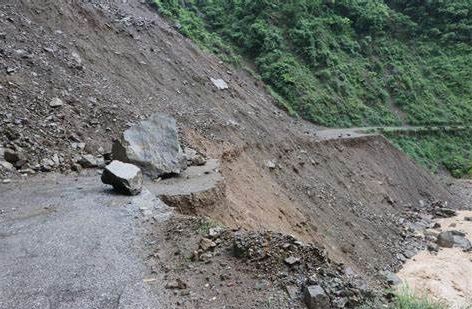 अविरल वर्षाले कर्णाली राजमार्ग अवरुद्ध