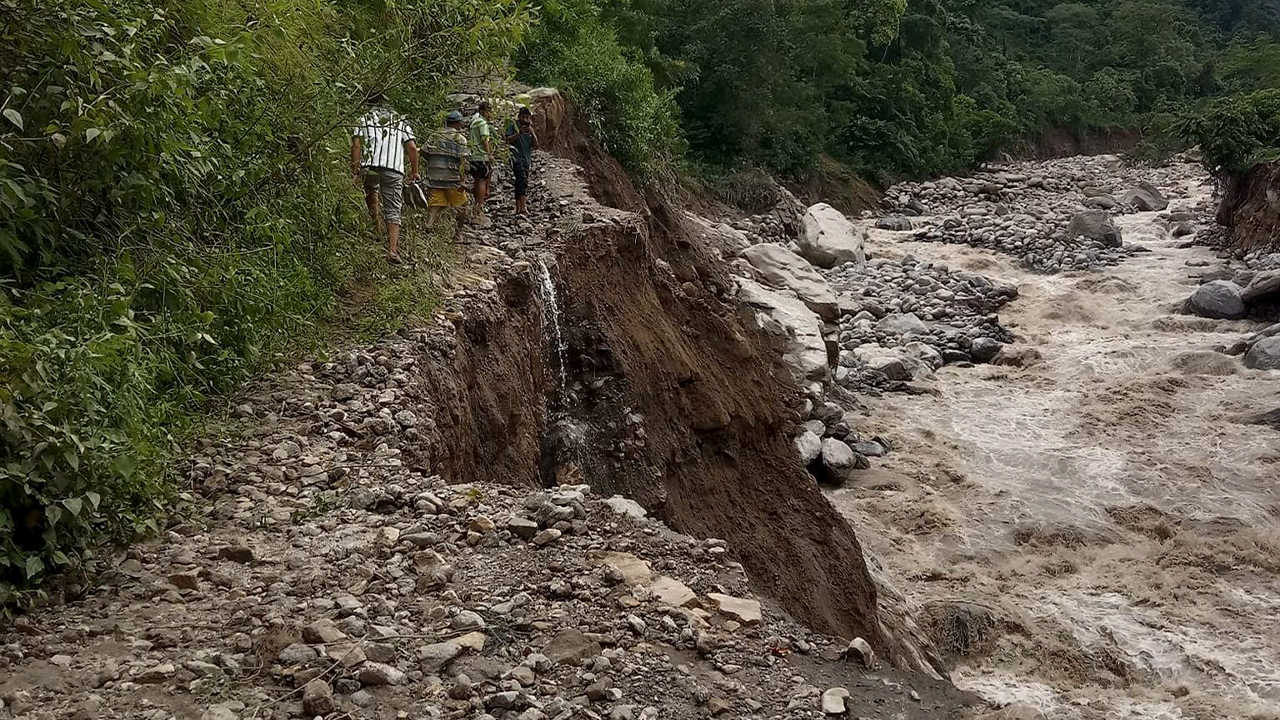 सडक बगेपछि साल्पासिलिछोमा आवागमन कष्टकर