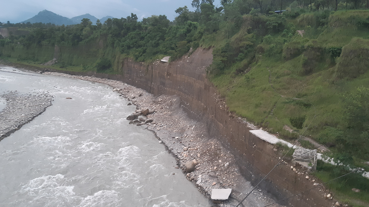 सेती नदी कटानले अन्त्यकर्मका लागि सतीघाट पुग्न समस्या