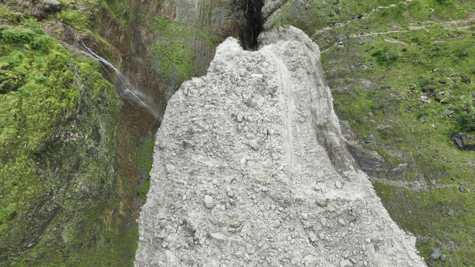 हिउँपहिराेले थुनिएको बोक्सी खोला बग्न थाल्यो