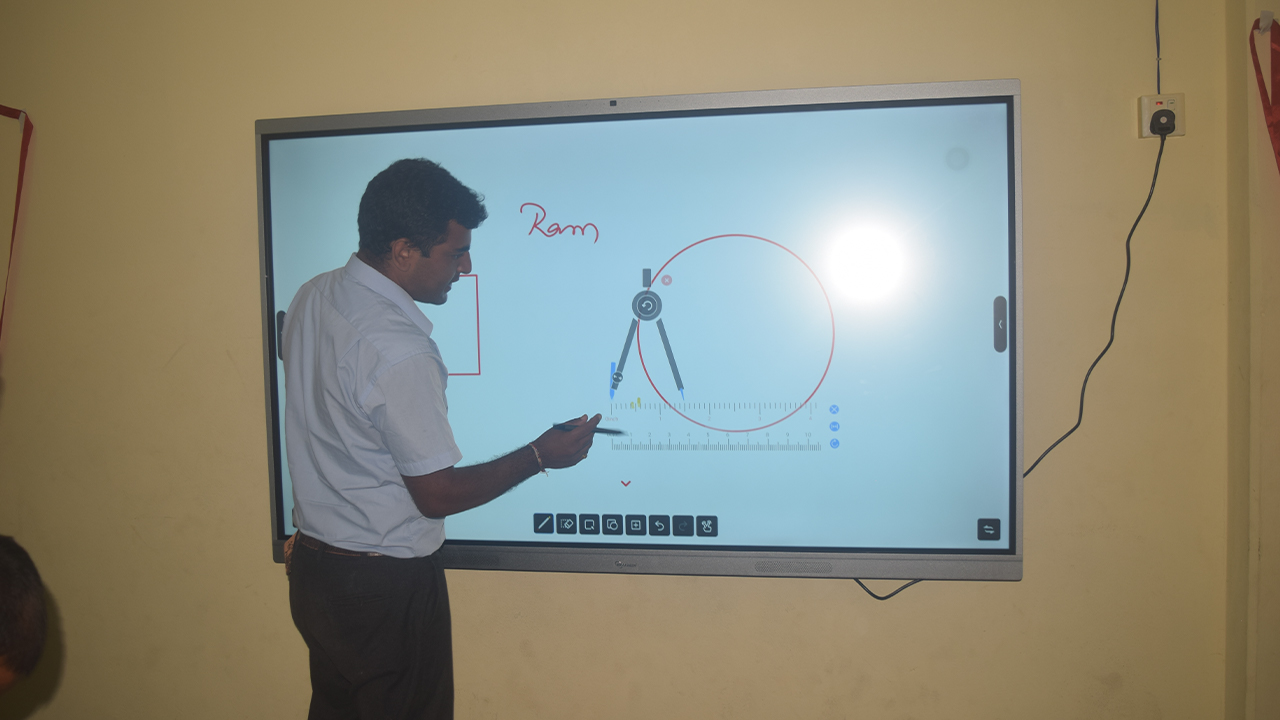 पुरस्कारको रकमबाट विद्यालयमा ‘इन्टरएक्टिभ टचस्क्रिन स्मार्ट बोर्ड’ जडान