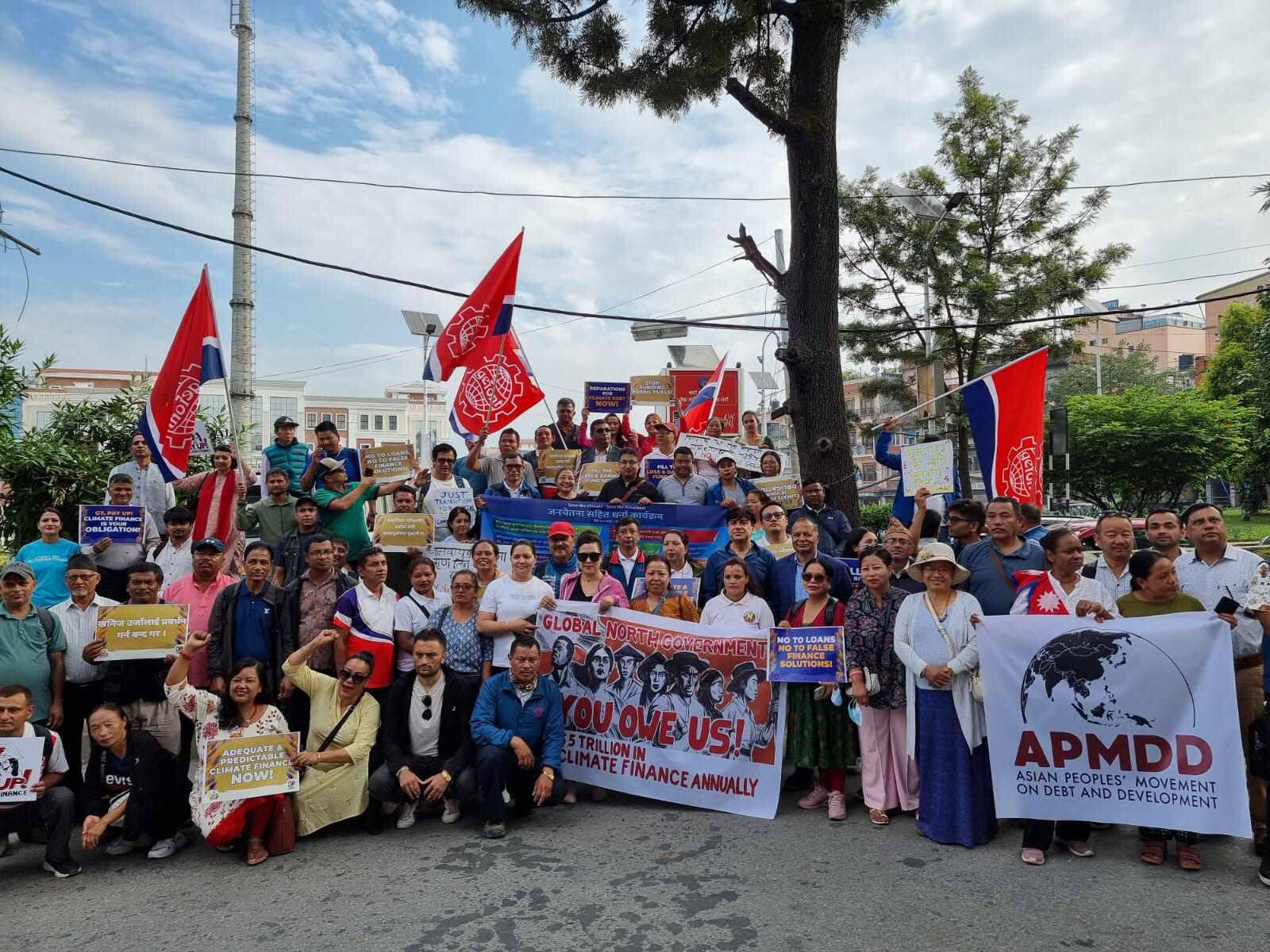 धनी राष्ट्रहरूले जलवायु क्षतिपूर्ति तिर्नु पर्ने माग गर्दै जलवायु अभियन्ताहरूद्वारा  प्रदर्शन