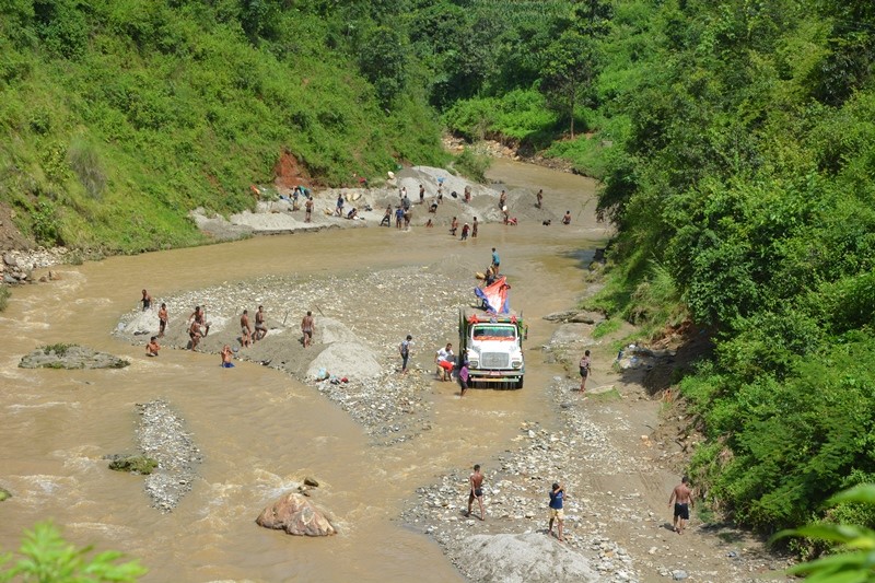 नदीजन्य पदार्थ उत्खनन रोकिँदा ढुङ्गा, गिट्टी, बालुवा चाल्ने मजदुर मारमा