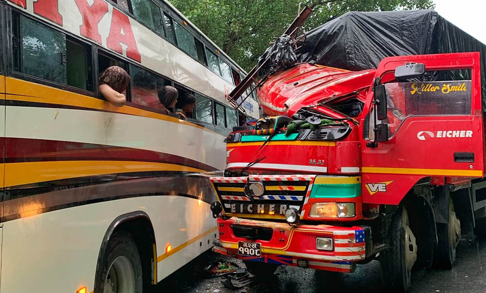 सिमलतालमा भारतीय बस र ट्रक ठोक्किए