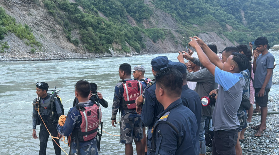 दूधकोसीमा बेपत्ता युवक नभेटिएपछि गोताखोर टोली फर्कियो