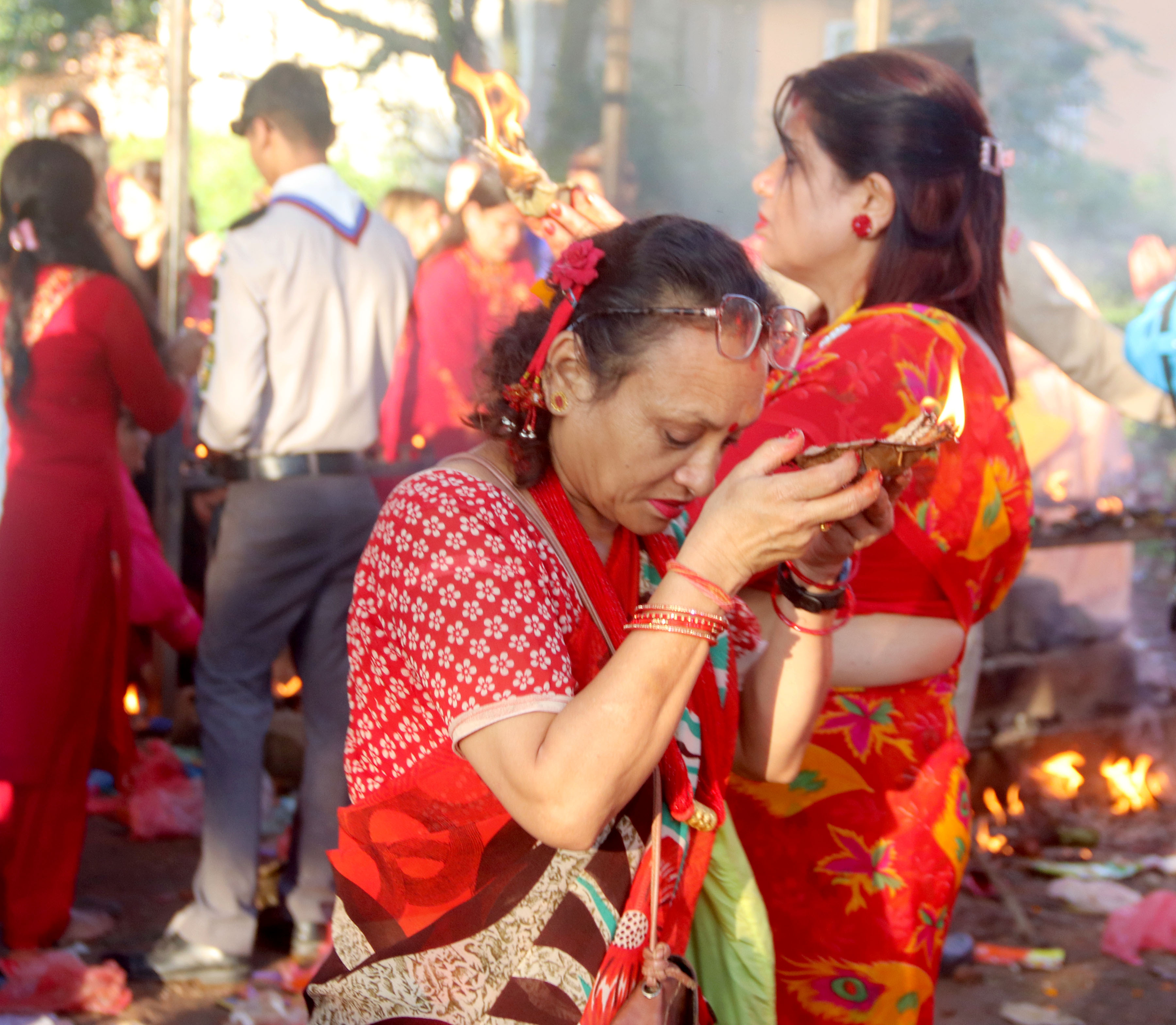 ऋषेश्वर महादेव मन्दिरमा पूजा आराधना गर्दै भक्तजनहरु(फोटो)