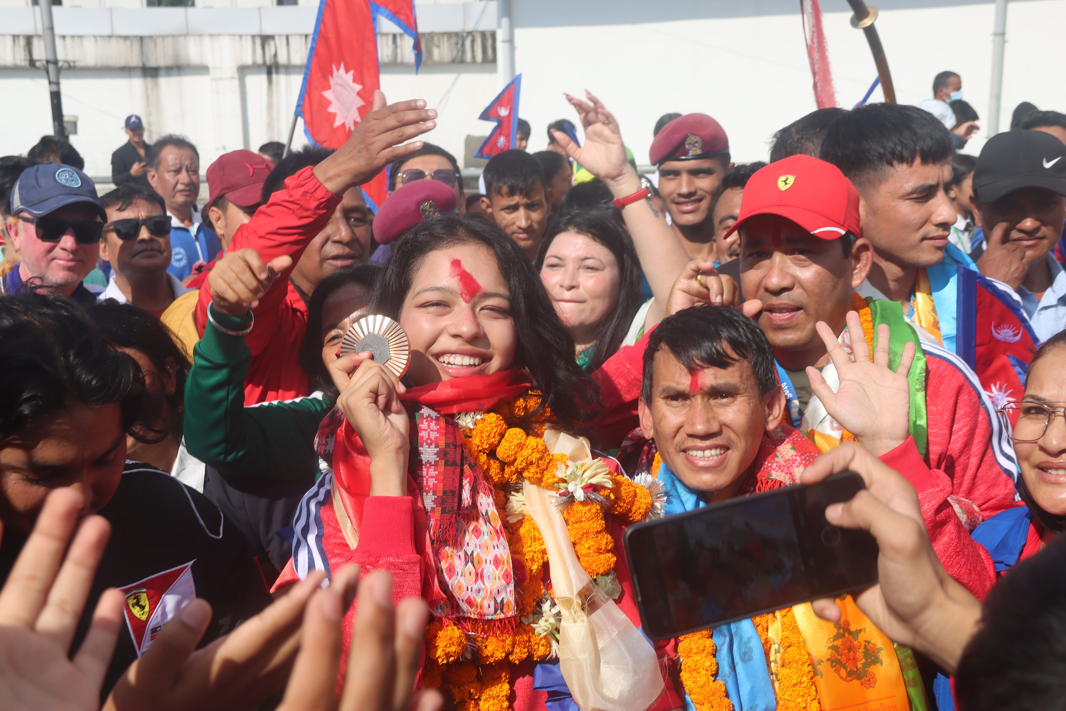 पलेशा गोबर्धन एक लाख पुरस्कारसहित सम्मानित