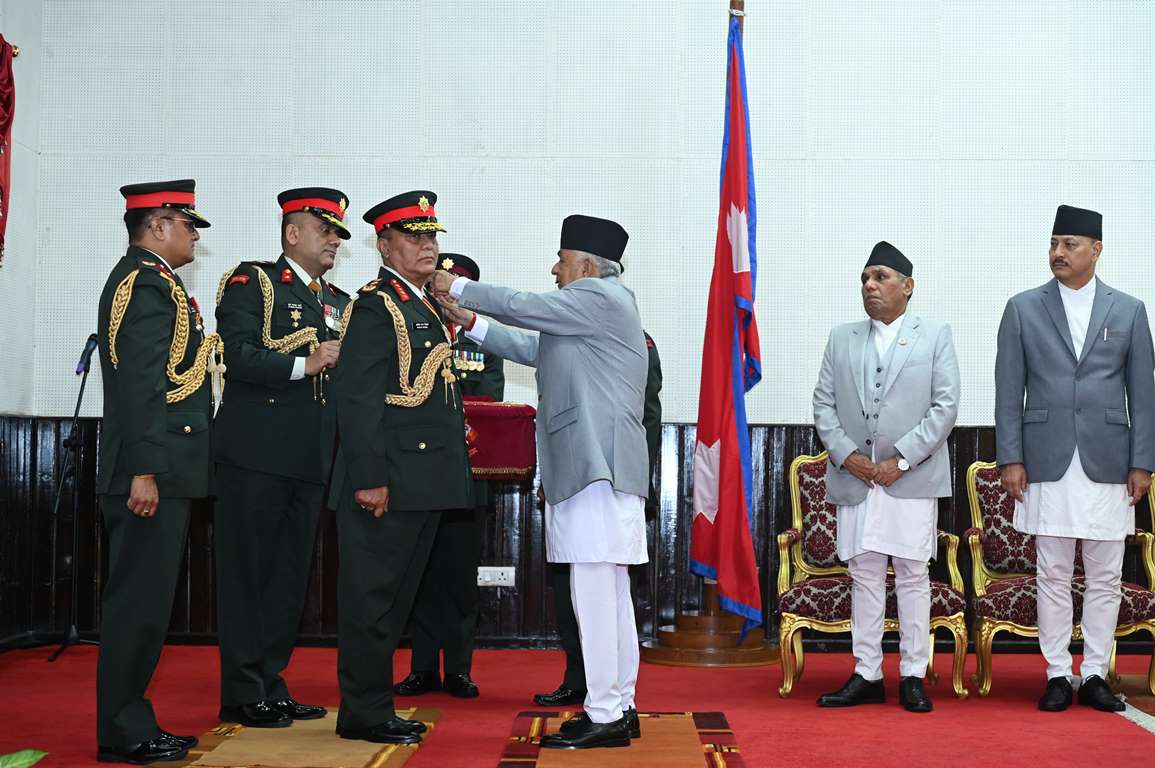 राष्ट्रपतिद्वारा नवनियुक्त प्रधानसेनापतिलाई महारथीको दर्ज्यानी चिह्न प्रदान