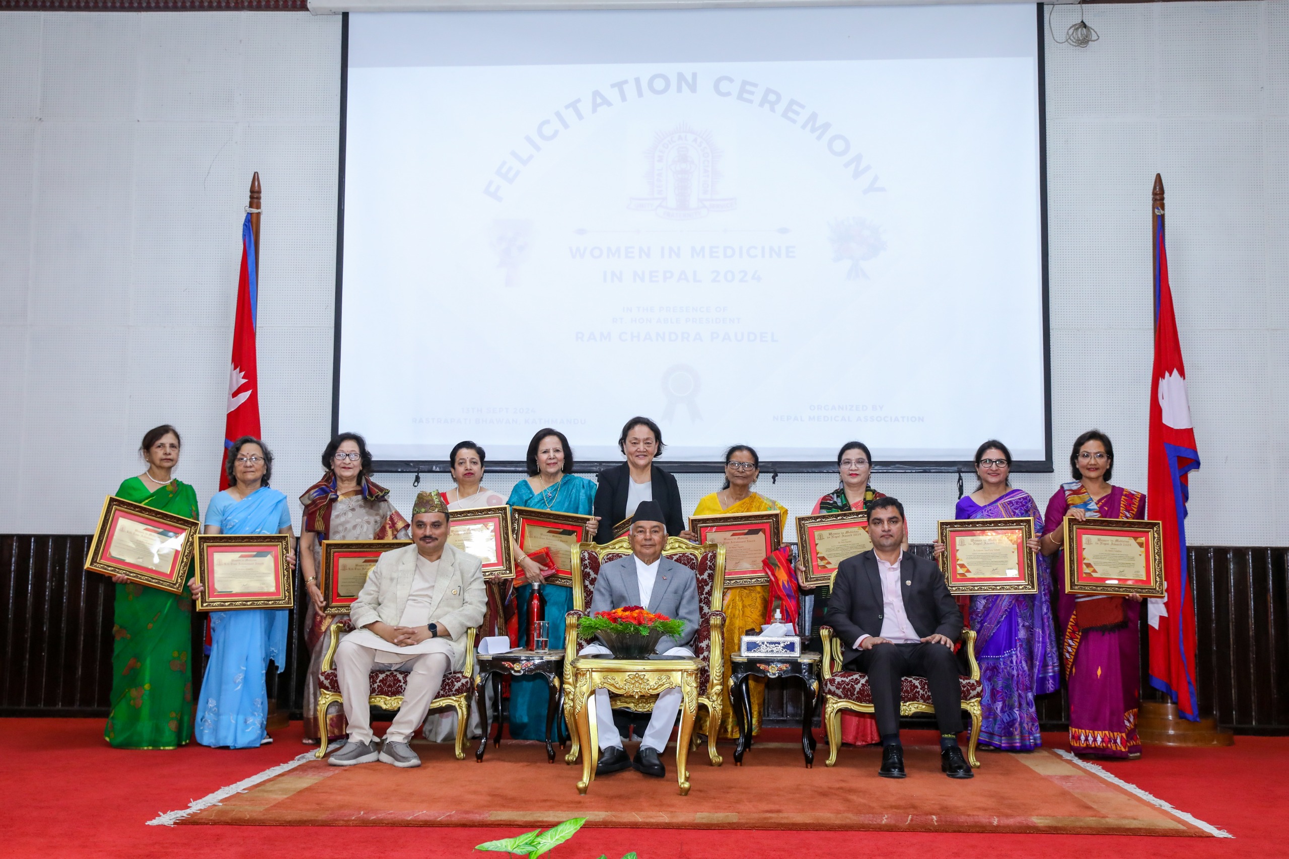 राष्ट्रपतिद्वारा वरिष्ठ महिला चिकित्सकलाई सम्मान