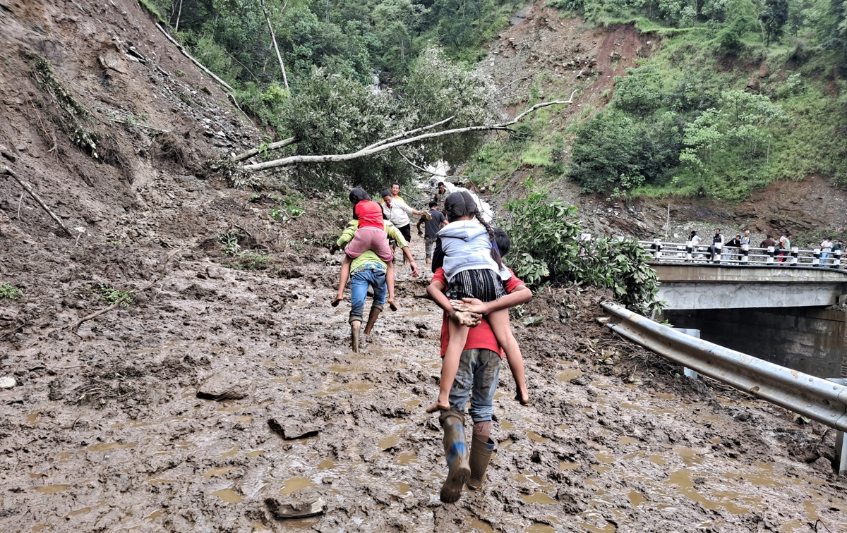 बाढीले मध्यपहाडी लोकमार्ग अवरुद्ध, दिक्तेल बजारमा लाखौँको क्षति