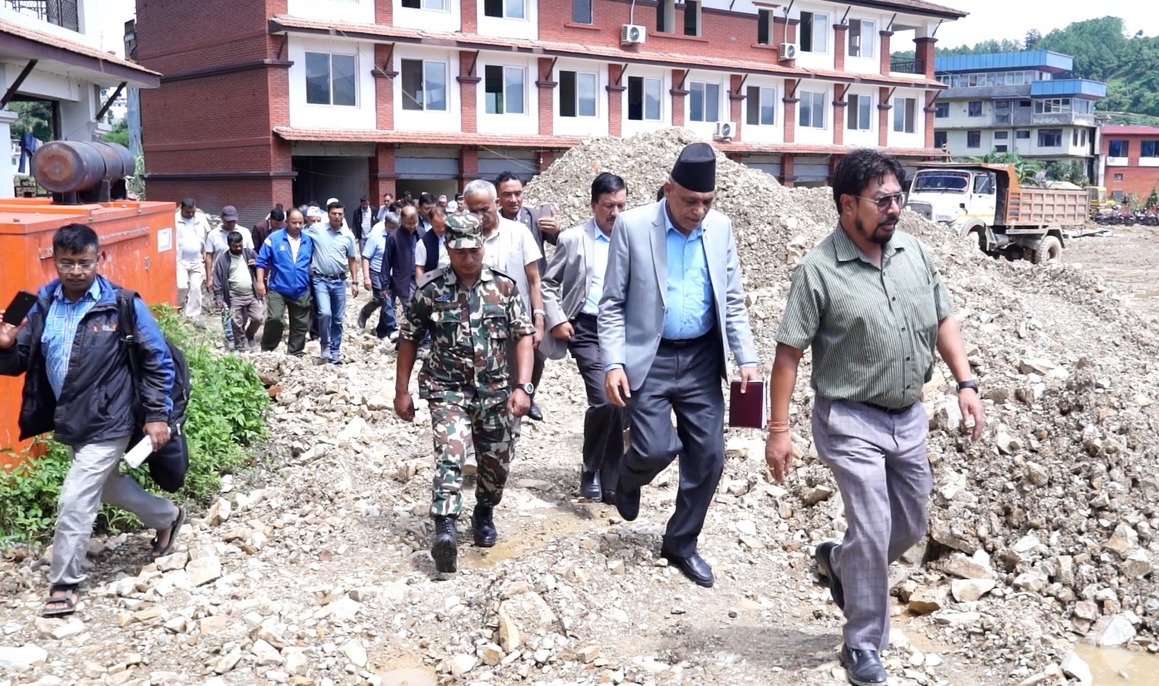 फलफूल बजार संरचनाको निर्माण आठ वर्षमा पनि सकिएन, एक महिनाभित्र सक्न निर्देशन