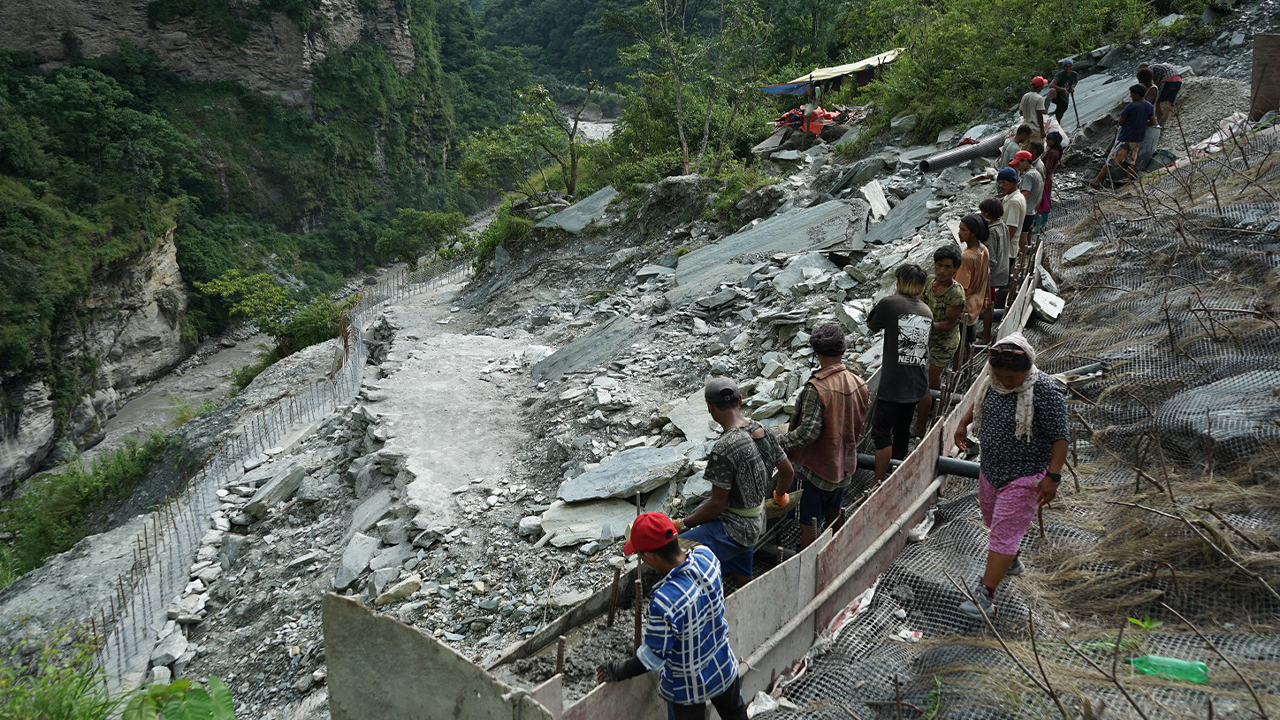 कालीगण्डकी करिडोर : पहिरो रोकथाम गर्न बैसरी अँधेरीखोलामा ‘रक एङ्करिङ’