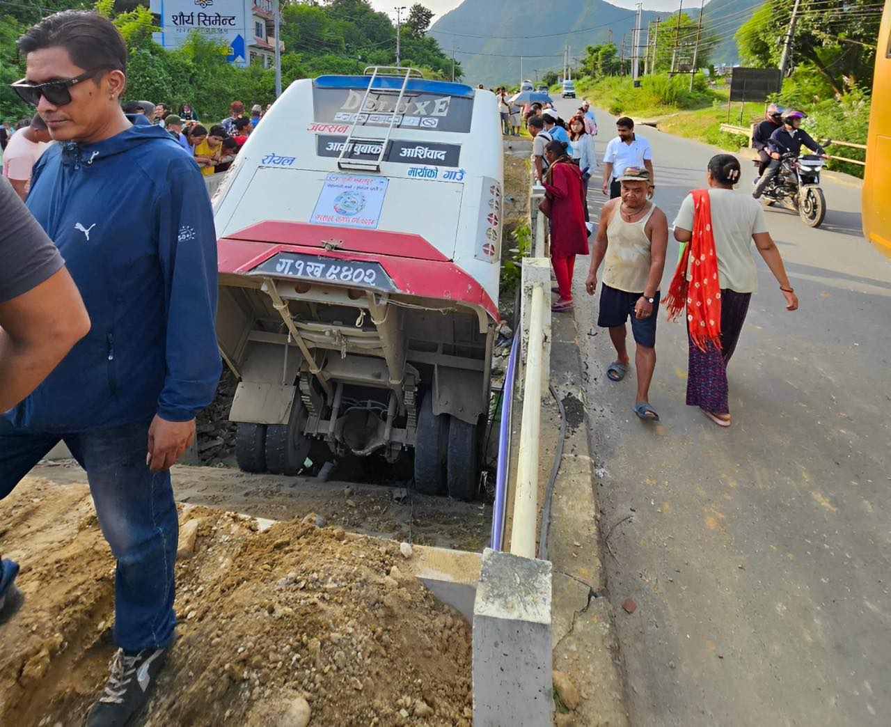 तनहुँको आँबुखैरेनीमा बस दुर्घटना