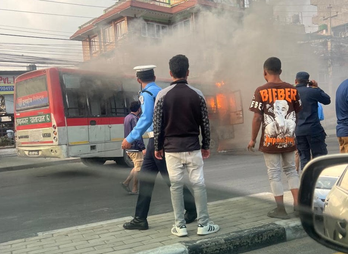 गुडिरहेको महानगर यातायातको बसमा आगलागी (तस्बिरसहित)