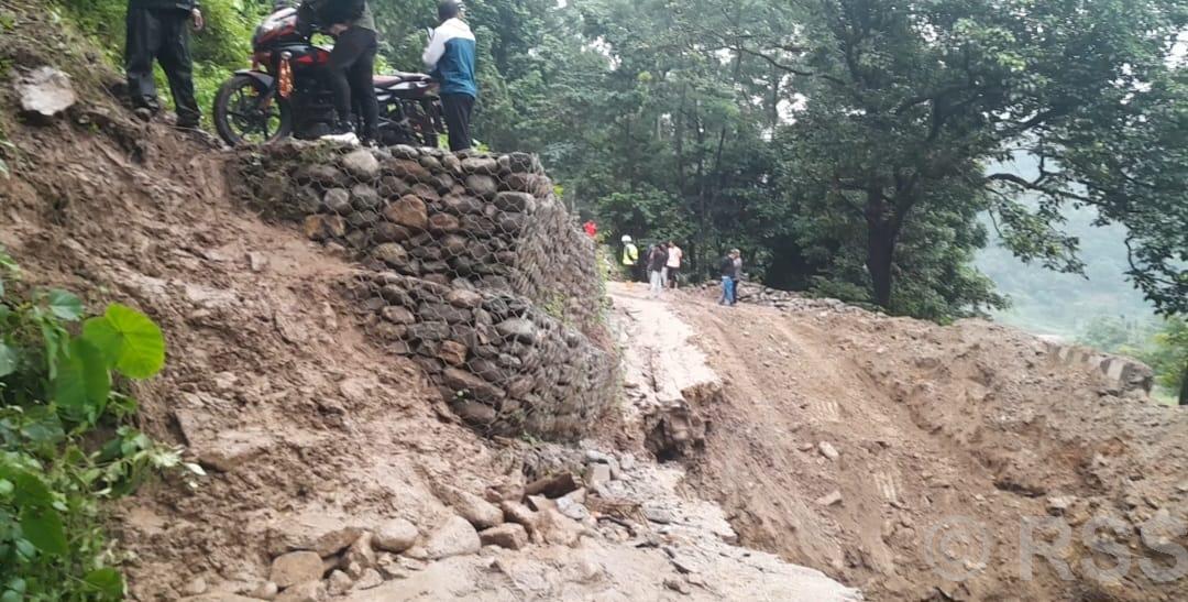 पहिरो गएपछि मेची राजमार्ग अवरुद्ध, यातायात ठप्प