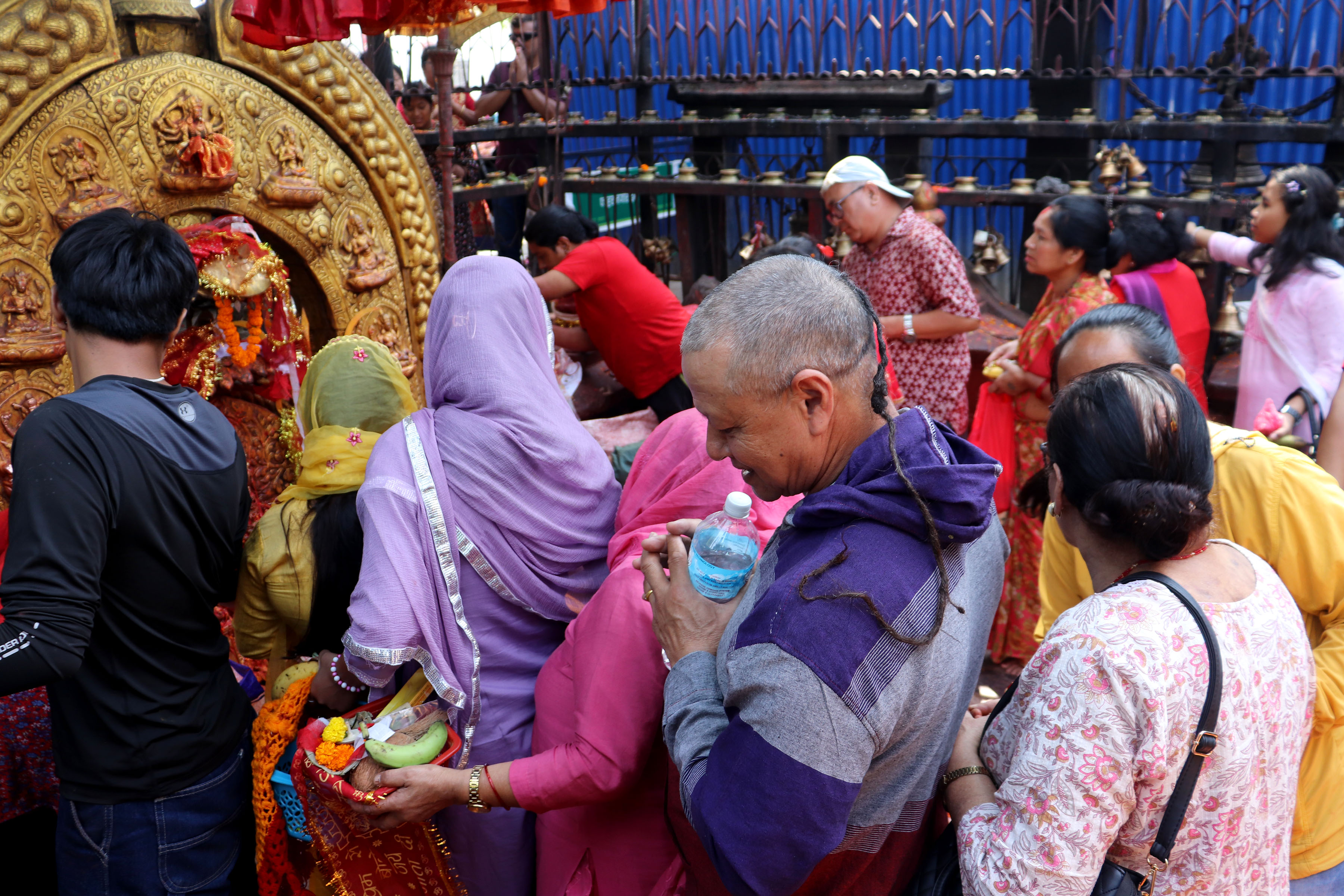 भद्रकाली मन्दिरमा पूजा आराधना गर्दै भक्तजन