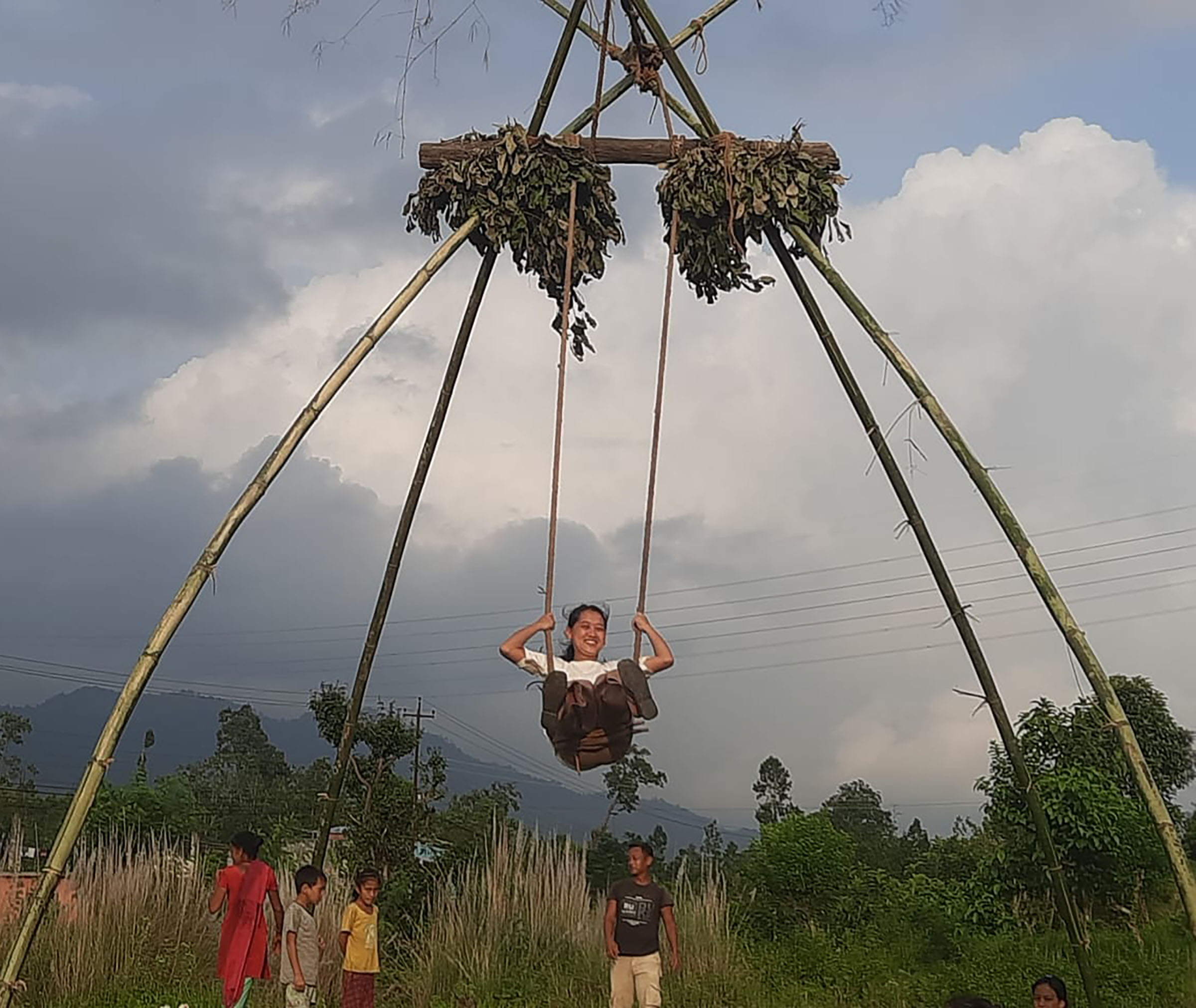 लिङ्गे पिङमा मच्चिदै बालिका