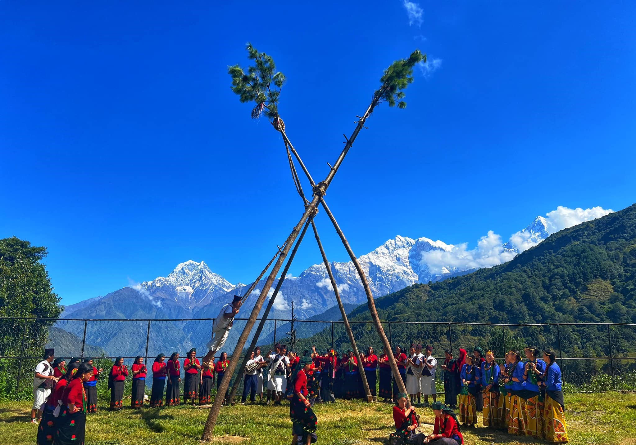 दसैँमा गाउँ फिरेका कलाकारहरु