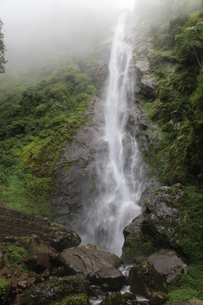 पर्यटकको पर्खाइमा भोजपुरको छाँगे झरना