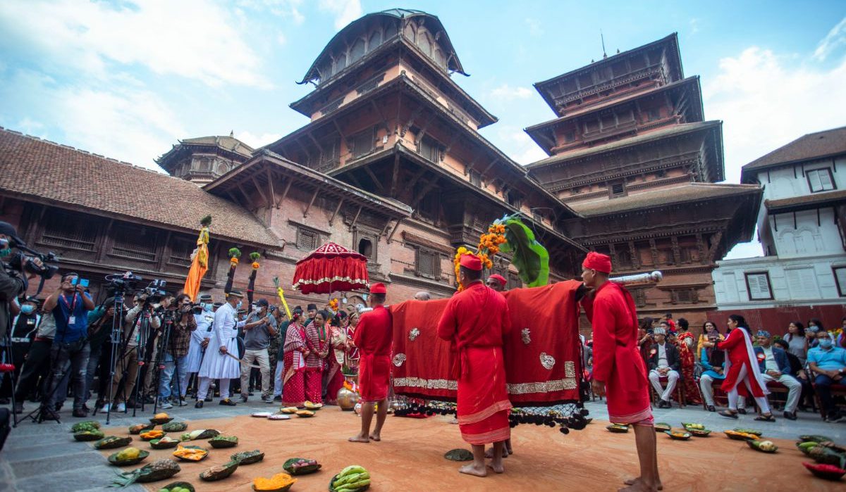 भक्तपुरमा आज घरघरमा फूलपाती भित्र्याइयो