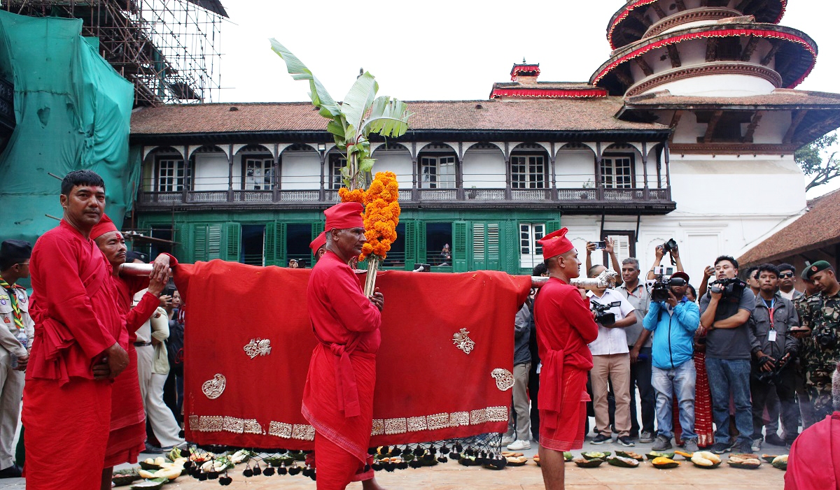 हनुमान ढोकास्थित दशैं घरमा फूलपाती भित्र्याइयो