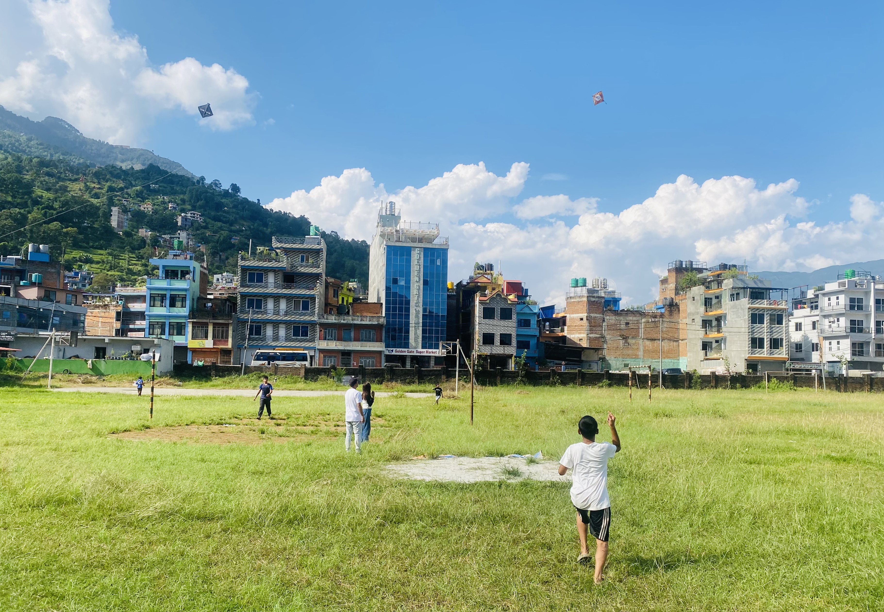 बागलुङमा युवा र बालबालिका चङ्गा चेटमा रमाउँदै