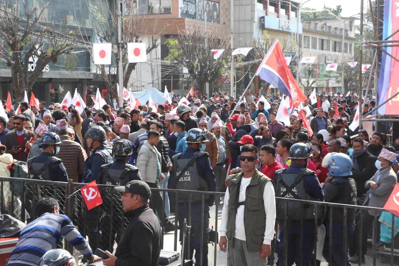 सत्तामा रहेर दु:ख दिने सरकारले सडकमा गएरसमेत दु:ख दिन थाल्यो!