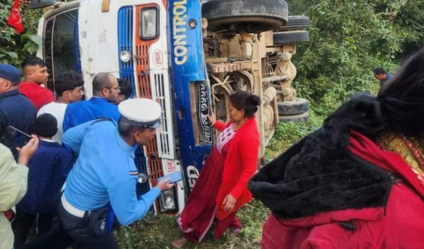 कञ्चनपुरमा बस दुर्घटना हुँदा २९ जना घाइते