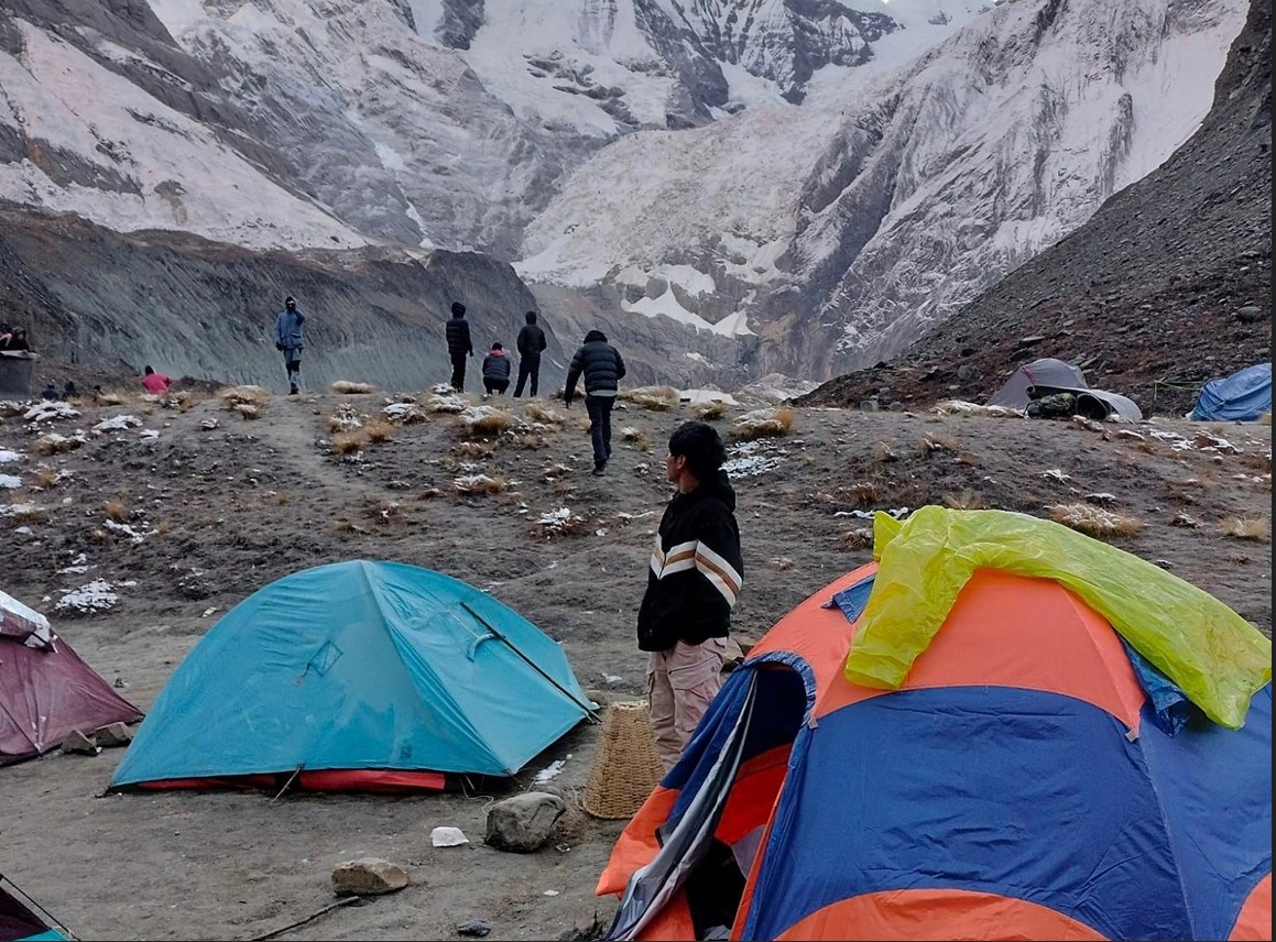 अन्नपूर्ण आधार शिविर : पर्यटकसँगै फोहरको चुनौती