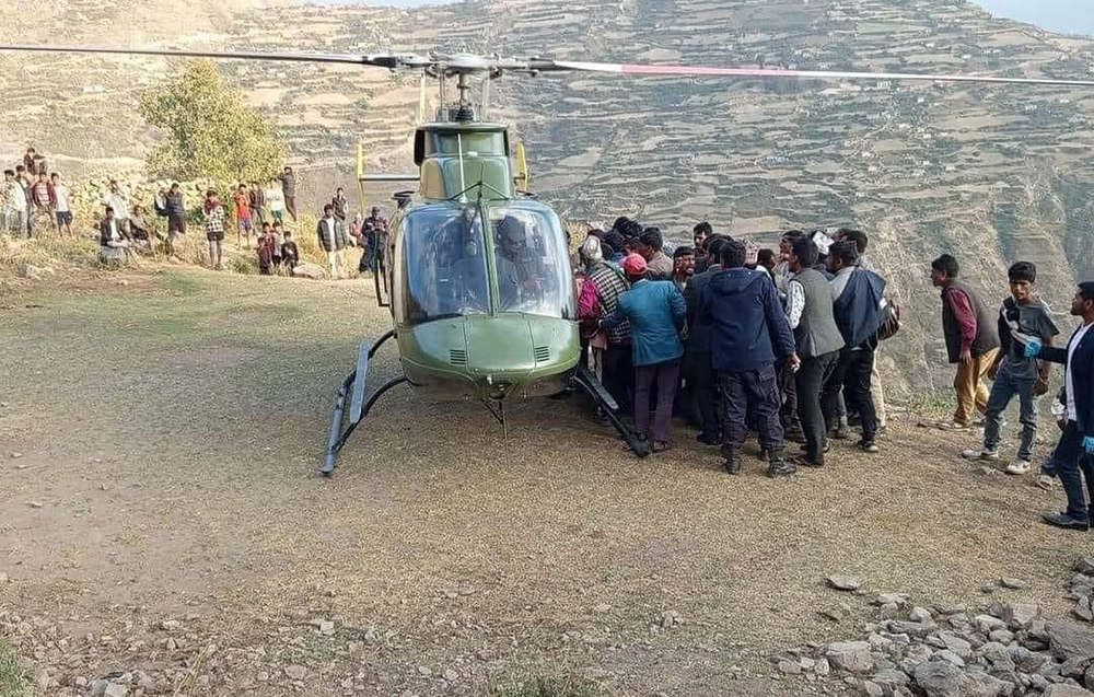 कालीकोट जिप दुर्घटनाका घाइतेलाई सेनाको हेलिकप्टरबाट सुर्खेत ल्याइयो