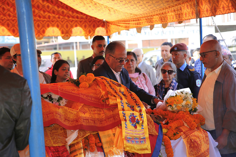 प्रचण्डद्वारा पूर्वसभामुख ढुंगानाको पार्थिव शरीरमा श्रद्धाञ्जली अर्पण