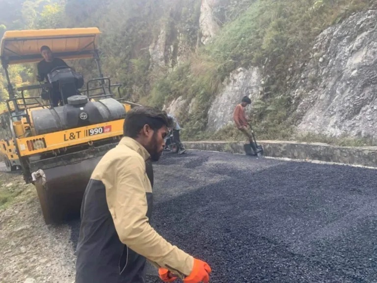 पर्वतको लुङ्खु–हुवास सडक धमाधम कालोपत्र हुँदै