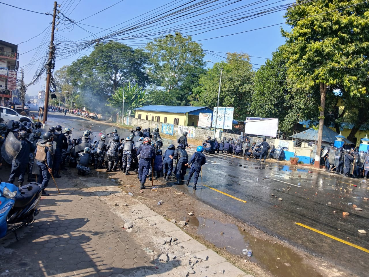 रवि लामिछाने समर्थक र प्रहरीबीच झडप, चितवन तनावग्रस्त (तस्बिर)