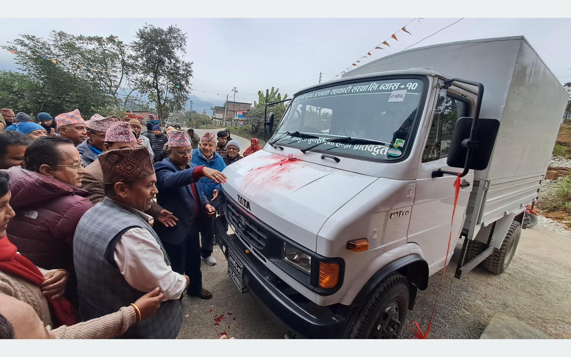 किसानलाई सरकारसँग छैन अनुदानको आस, मिलेर किने दूध बेच्न ट्रक