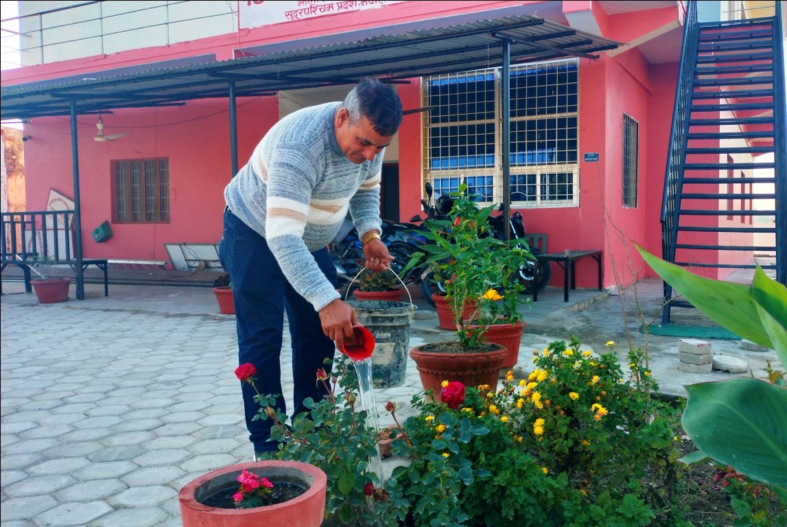 वडाध्यक्षको पहलमा कार्यालय परिसरमा फूलबारी