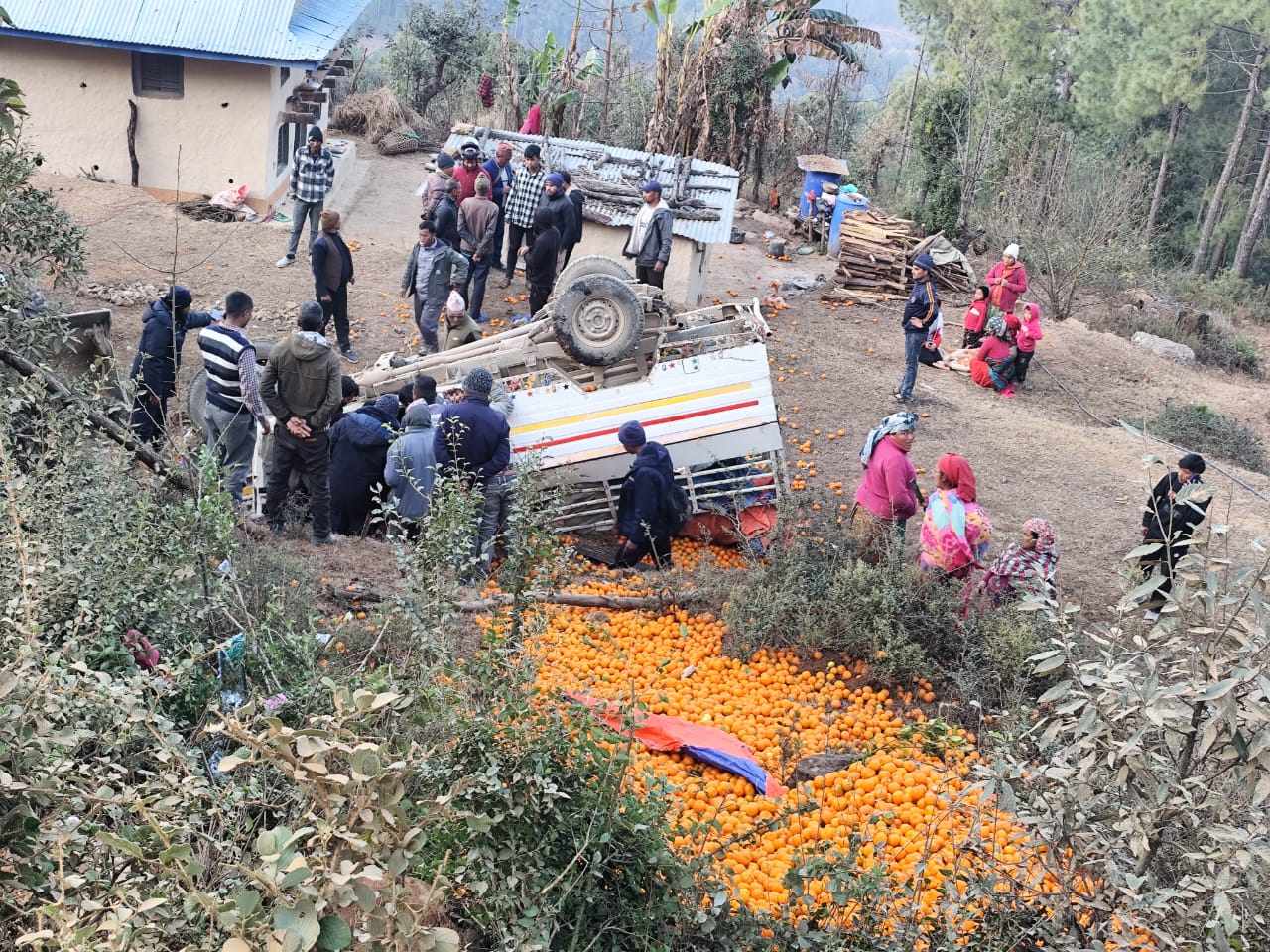 रोल्पामा सुन्तला बोकेको बोलेरो दुर्घटना : एकको मृत्यु, तीन जना घाइते