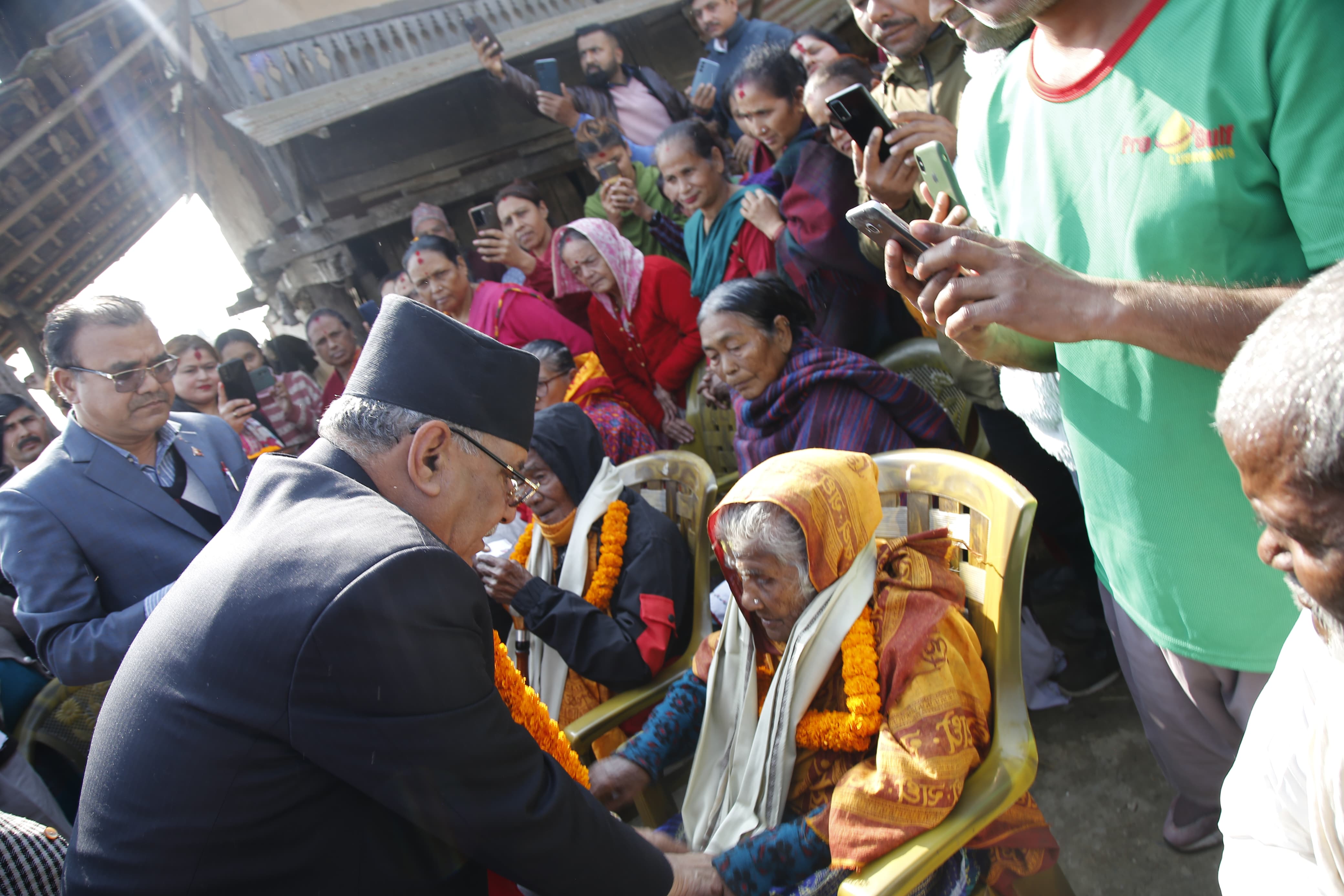 ज्येष्ठ नागरिकलाई अध्यक्ष प्रचण्डको सम्मान