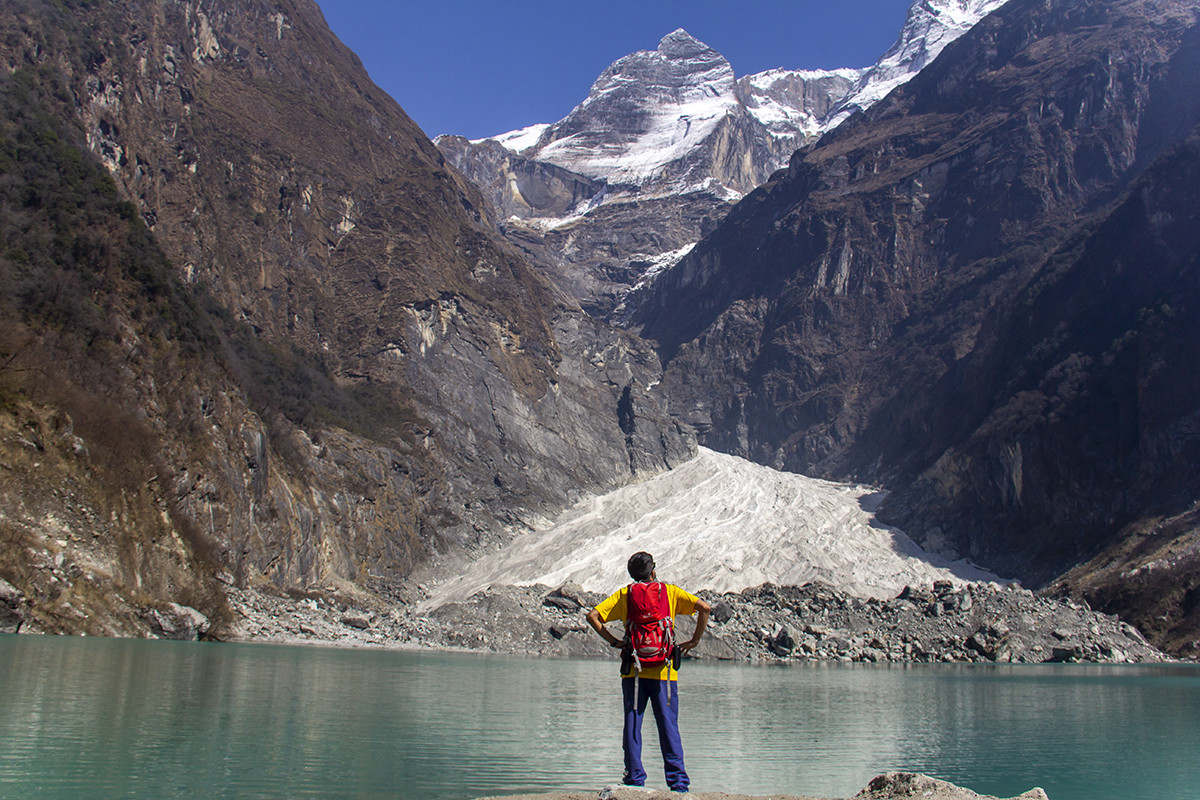 कपुचे डिलबाट आँखै अगाडि हिम पहिरो र हिमाल नियाल्न सकिने